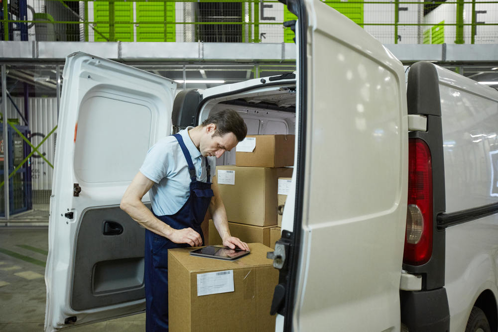 Man registrating parcel